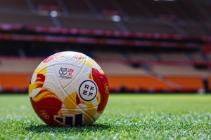 西班牙足协公布国王杯决赛用球：白色主色调，搭配红黄蓝图案