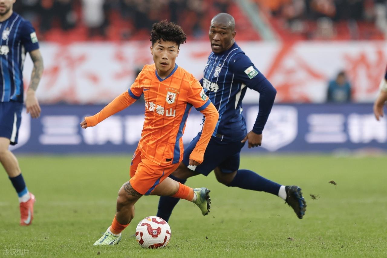 开云体育娱乐-意外吗？鲁能7号球衣迎来新主人，24岁国脚成为新赛季绝对主力！