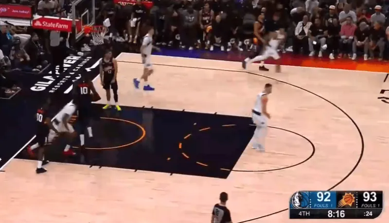 开云体育注册-克里斯蒂反击中再中三分，独行侠最多落后17分现已反超太阳